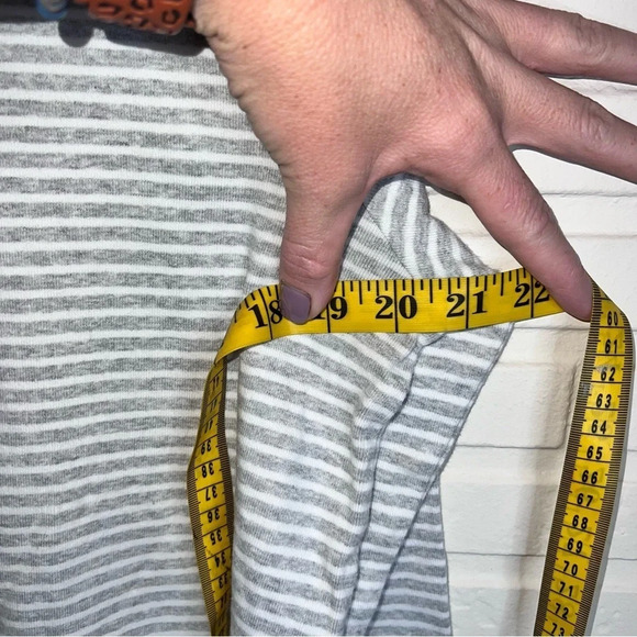 Vineyard Vines Cotton Gray and White Striped Long Sleeve Sweater, Size Medium - Picture 7 of 7